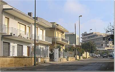 casa julia vista dall'esterno; sullo sfondo l'ospedale civile