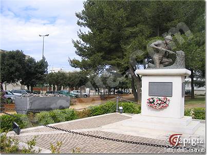 casarano, monumento al minatore; la villetta si trova a 50 metri da casa casarano, monumento al minatore; la villetta si trova a 50 metri da casa